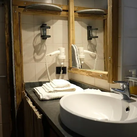 Casa vacanze Le In Pietra La Torretta Montemezzo